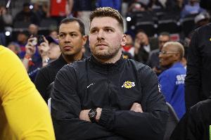 ??Stein：東契奇湖人首秀推遲 預(yù)計(jì)出戰(zhàn)周二主場(chǎng)對(duì)陣爵士比賽！