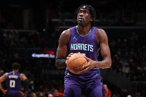 霍華德：湖人現(xiàn)在有中鋒了?? 現(xiàn)在你們都別再標(biāo)記我啦??