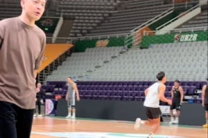 體能拉練17折？楊鳴：楊鳴：季后賽的比賽 拼的就是這個(gè)