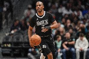 控制局面！保羅送出10次助攻&另有8分5板2斷  正負(fù)值+12