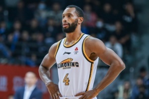 楊毅：頂級(jí)外援毫無疑問比頂級(jí)國(guó)內(nèi)球員更重要 四川奪冠就是證明