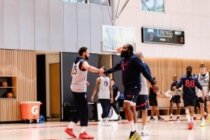 快船官方曬出球隊新援訓練照：西蒙斯與哈登擊掌互動??