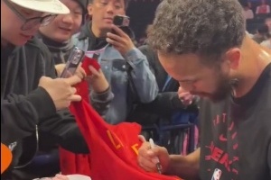 有心了??！熱火球員李凱爾賽前耐心為中國球迷簽名??