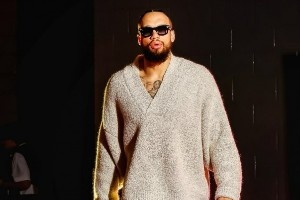 火箭眾將紅毯秀??狄龍V領(lǐng)線衫 杰倫-格林豹紋飛行夾克騷氣外露