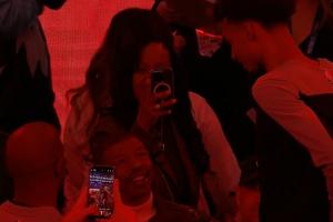 這身高差絕了??“小蟲”博格斯抬頭看向文班亞馬 保羅一旁拍照