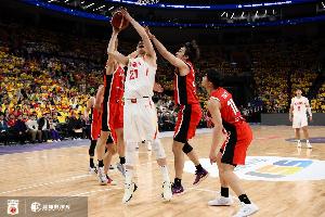 擎天白玉柱！胡金秋制霸內(nèi)線12中8砍并列最高17分加5板 正負(fù)值+19