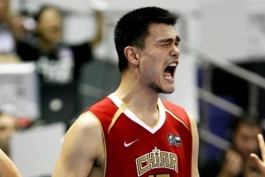 KG：00年奧運美國隊打賭 隔扣姚明給100萬 但姚明把我們教訓(xùn)了