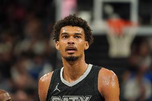 ??????突發(fā)！文班亞馬右肩深靜脈血栓 預(yù)計(jì)賽季報(bào)銷！