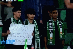 千里迢迢！球迷舉牌：安東尼！我們從意大利來！請(qǐng)贈(zèng)予我你的球衣