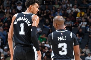 文班亞馬預(yù)計(jì)賽季報(bào)銷！保羅：這對(duì)我們所有人來說都很艱難