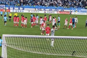 結下梁子??英博球迷看臺高喊