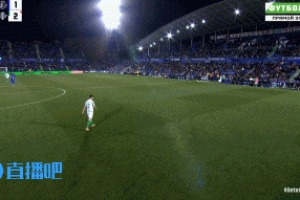 自責(zé)！安東尼染紅無(wú)緣戰(zhàn)皇馬，下場(chǎng)時(shí)舉手道歉&搖頭不滿自己表現(xiàn)