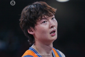 被壓到膝蓋提前退出了比賽！薛思佳：王哲林賽后去了醫(yī)院做檢查