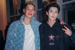 豪哥這是喝了吧！林書豪與王鶴棣一起吃飯 還送出尼克斯親簽球衣