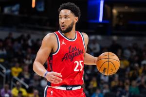 香迷糊了??西蒙斯18分鐘砍6分8籃板8助攻 正負(fù)值+15冠絕全場(chǎng)