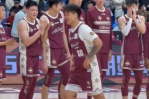 整活還得看你??主持人宣布10號鄒雨宸榮膺M(jìn)VP 同號趙睿上前搶鏡