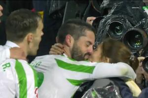 對鏡頭撒狗糧！伊斯科慶祝對皇馬進球，滑軌后親吻妻子薩拉??