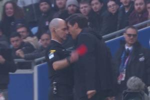 這暴脾氣！豐塞卡吃直紅后與裁判頂牛&怒噴，球員們拉都拉不住