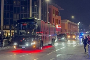 宣泄不滿！AC米蘭大巴抵達圣西羅時遭球迷噓聲 球迷延遲入場抗議