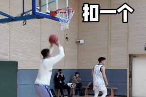 依舊老當益壯！周鵬訓練中幾乎原地起跳完成扣籃