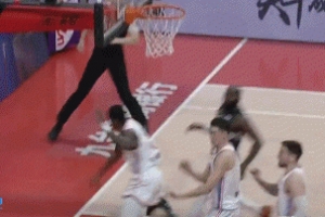 這次真?zhèn)?..薩姆納回防奮力封蓋落地傷到小腿&被攙扶下場(chǎng)??