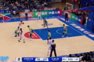 啊這？王哲林中路突破暴扣得手 但因進(jìn)球后觸球被吹技犯