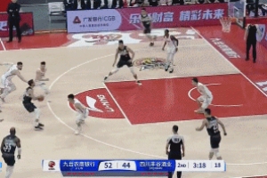 可別受傷！薩姆納撲防破壞球出界&手有些受傷 表情痛苦被換下場(chǎng)