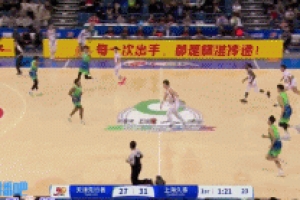 吧友怎么看？王哲林反擊上籃被吹走步違例 進(jìn)球無效