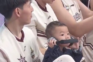 可愛！吳前妻子曬孩子年糕的全明星Vlog：先把手機(jī)的庫存釋放一下