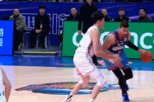 這球很硬呀！周琦籃下強(qiáng)扛頂住馬里奇 長(zhǎng)臂罩住帽下他的上籃！