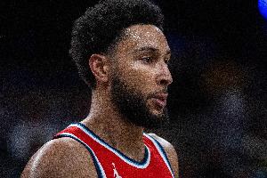 船記：本-西蒙斯對(duì)陣湖人時(shí)和其他球員頂?shù)搅讼ドw 引發(fā)了炎癥