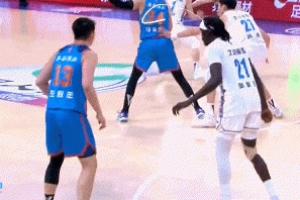 ??身體素質(zhì)真勁爆！曾凡博追防排球血帽于梟永 直接扇出邊線！