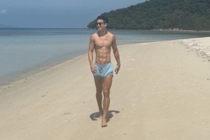 絕了！安永佳社媒曬度假照，身材如古希臘羅馬雕像般完美