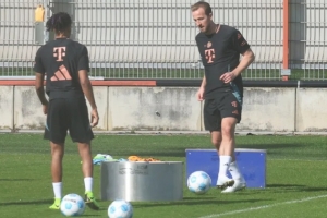 圖片報：拜仁今日未合練，凱恩奧利塞主動加練射門&充氣玩偶陪練