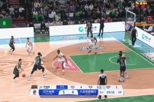 依然很拼！趙繼偉傳球被干擾 韓德君救球飛出場(chǎng)外&但最終還是失誤