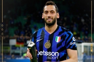 貼地?cái)匕馄奖确?！官方：恰爾汗奧盧當(dāng)選國米vs蒙扎全場最佳