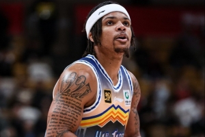 這場不大行呀！新疆外援羅伯-愛德華茲9中1僅拿5分&正負(fù)值-17