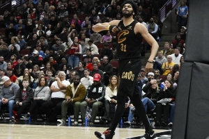 阿倫談鎖定賽區(qū)冠軍：這挺不錯(cuò)的 我們總是會(huì)慶祝這些小小的勝利