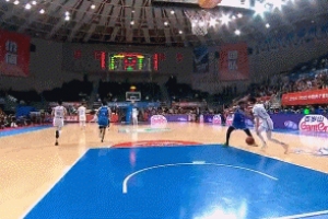 狀態(tài)不錯(cuò)！奎因-庫(kù)克后場(chǎng)面斷王子瑞 退回到三分線外自信命中！