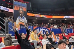 這！浙江客戰(zhàn)上海 有球迷舉著哈雷爾身穿新疆球衣照為上海加油