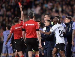 世體：執(zhí)法皇馬vs黃潛的主裁，曾提前吹哨結(jié)束皇馬比賽+罰下貝林