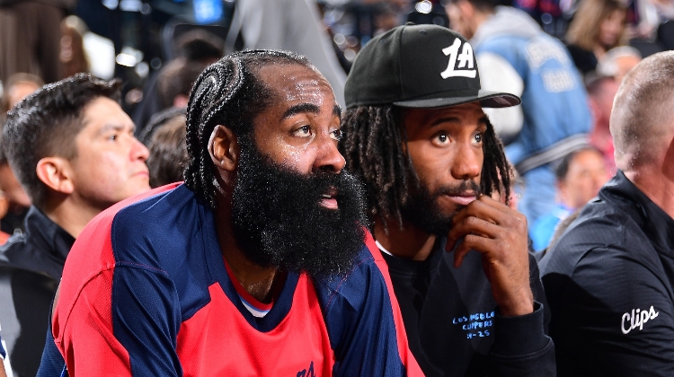 登哥再次獨自帶隊??萊昂納德因右膝傷病管理缺席對陣熱火比賽