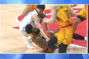 劉曉宇搶球時被湯普森一巴掌打到臉部 后者吃第2次違體犯規(guī)被驅逐