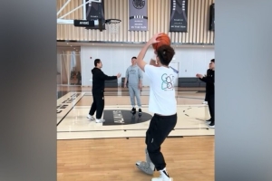 早日歸來(lái)！孫銘徽社媒曬康復(fù)和訓(xùn)練視頻 穿著保護(hù)靴投籃