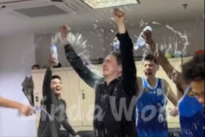 力克積分榜第二位的山西！福建男籃在更衣室瘋狂淋水慶祝