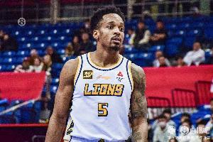 得分利器！小巴里-布朗半場(chǎng)13中7獨(dú)得24分4助 罰球7中7