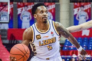 超級(jí)得分手！巴里-布朗29中17轟下49分6助攻