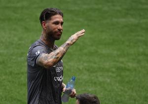 ?？怂贵w育：肘擊+背后踢人染紅，拉莫斯只被罰停賽一場