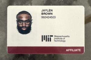 ??杰倫-布朗曬麻省理工附屬人員證件照 綠軍官方轉(zhuǎn)發(fā)：教授