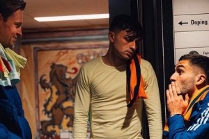 德容、費(fèi)蘭、佩德里賽后相聚聊天，佩德里一臉疲憊